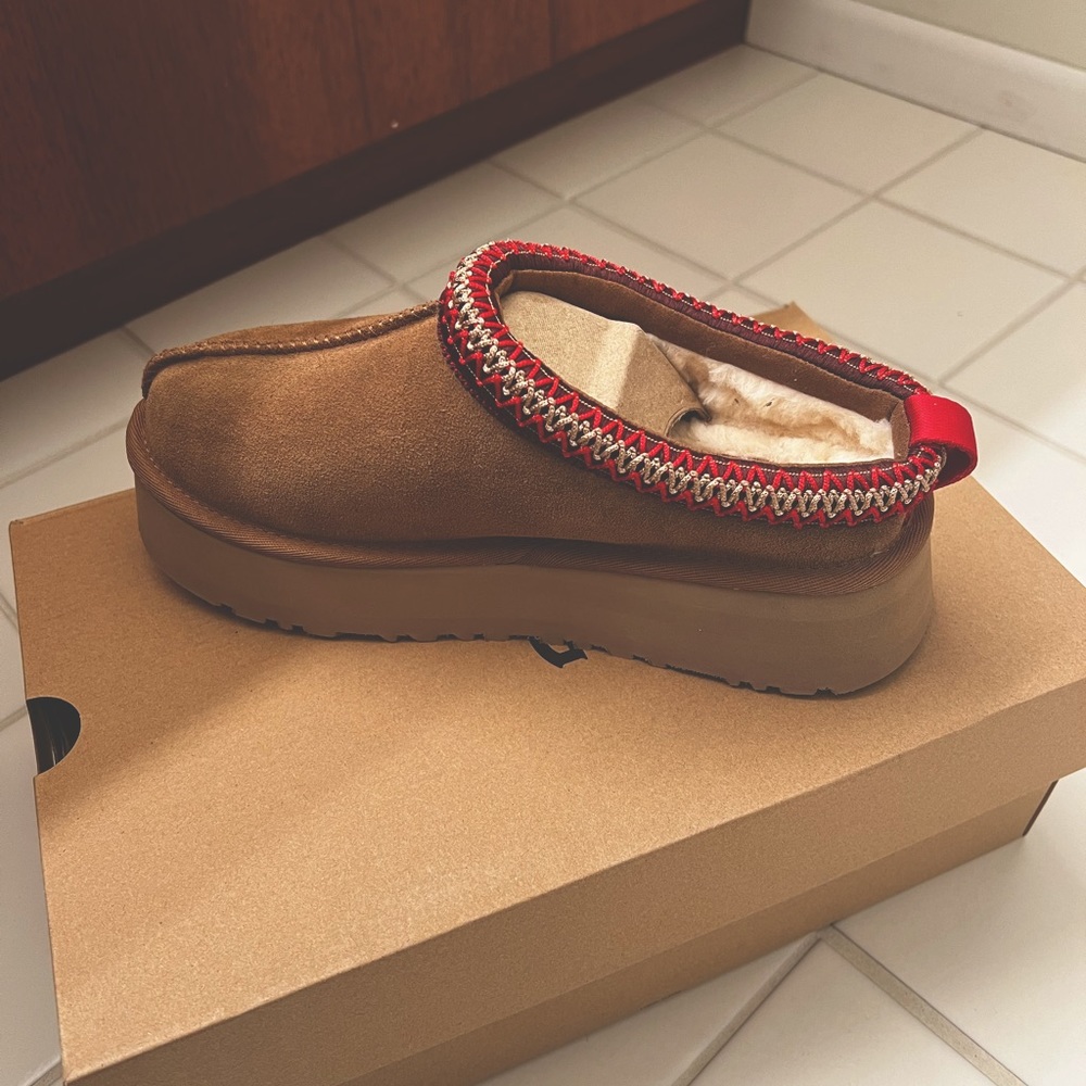 Brand new in the box Ugg Tazz Platform Slippers size 6/EU 37.